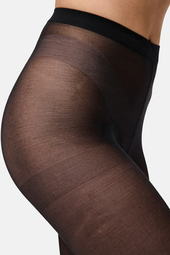 Panty noir de PIECES, gros plan, en tissu transparent.