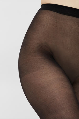 Panty noir de PIECES, vue rapprochée avec du texture et une ceinture noire.