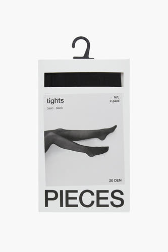 Panties noires de PIECES, emballés sur un cintre cartonné avec une photo de jambes en panty.
