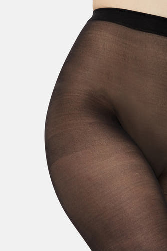 Panty noir de PIECES®, gros plan, avec une subtile texture transparente et une large cece élastique.