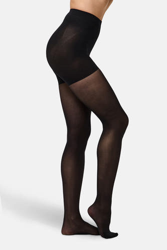 Panties noires de PIECES®, lisses, portées et présentées dans un plan latéral.