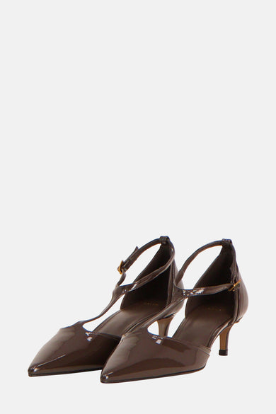 Bruine pumps van MANGO met enkelbandje en elegante, puntige neus.
