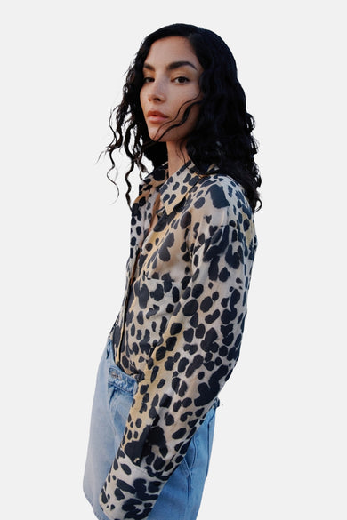 Multikleurig hemd (lange mouwen) van MANGO, met een dierenprint en gedragen met een blauwe jeans.
