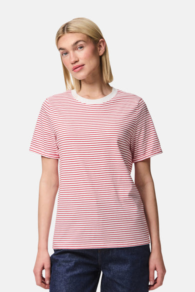 Rood gestreept T-shirt met korte mouwen van PIECES®, met een witte ronde hals en gedragen met een donkere spijkerbroek.

