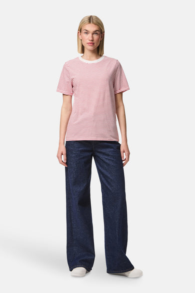 Rood gestreept T-shirt met korte mouwen van PIECES®, gedragen met wijde, donkerblauwe jeans en witte sneakers.
