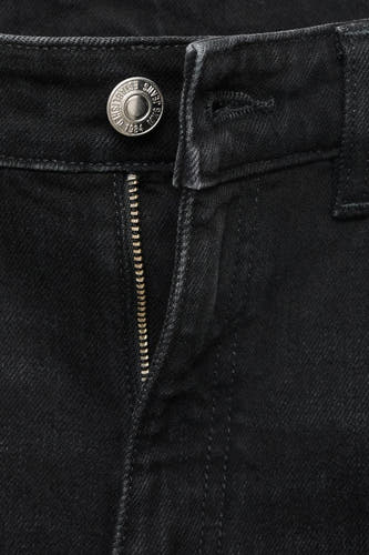 Donkergrijze mom jeans van MANGO, met een zilverkleurige rits en knoopdetail.