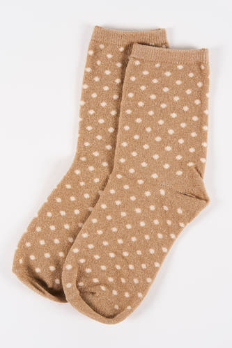 Chaussettes beige de PIECES® avec des taches blanches sur un fond clair.
