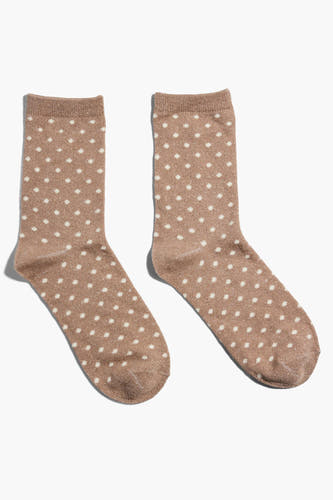 Beige sokken van PIECES® met witte stippen op een lichte achtergrond.