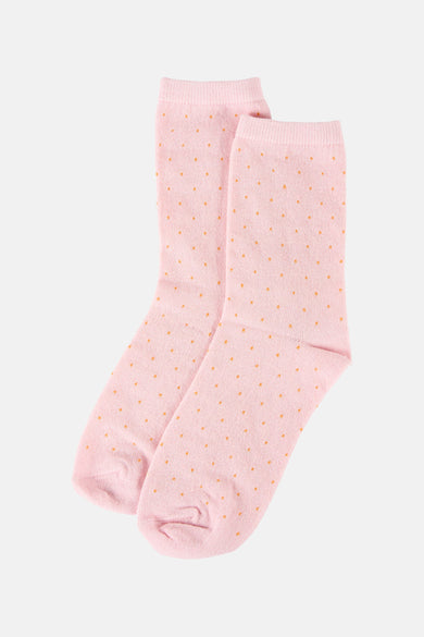 Roze sokken van PIECES® met een fijn stippenpatroon, liggend op een witte achtergrond.