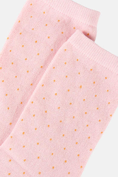 Roze sokken van PIECES®, met een fijn stippenpatroon en een subtiele glans.

