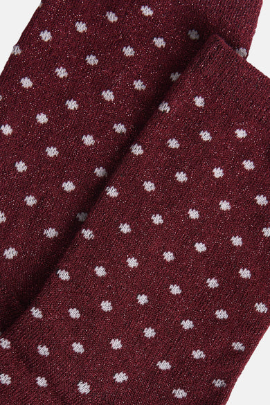 Rode sokken van PIECES®, met fijn gebreide textuur en stippenpatroon, glitters door de stof geweven.