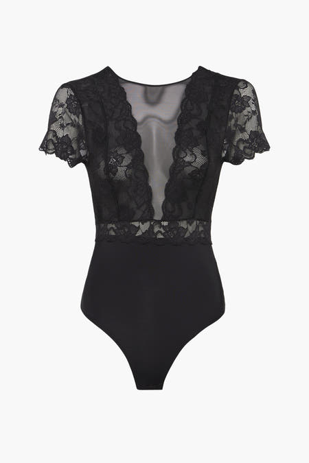 Zwarte body van PIECES®, met kanten details rond de halslijn en korte mouwen.
