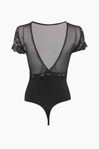 Corps noir de PIECES®, avec des manches courtes en dentelle et des détails transparents sur le dos.