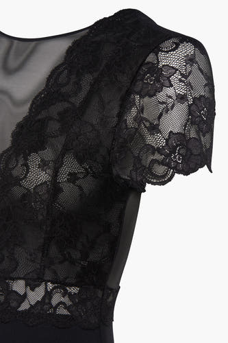 Corps noir de PIECES®, avec des détails sur les bords sur les manches et un mesh transparent en haut.