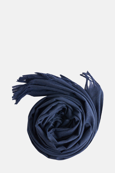 Blauwe wintersjaal van MANGO, opgerold weergegeven met rafels.