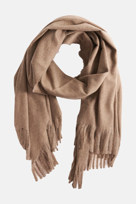 Écharpe d'hiver beige de MANGO, avec des franges longues et une douce texture.