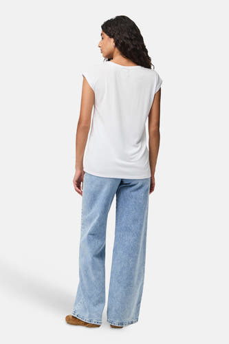 Wit T-shirt met korte mouwen van PIECES, met losse blauwe jeans en bruine schoenen.