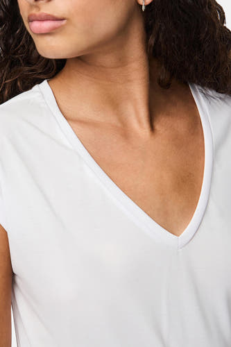 Wit T-shirt met korte mouwen van PIECES®, met een V-hals en een effen textuur.