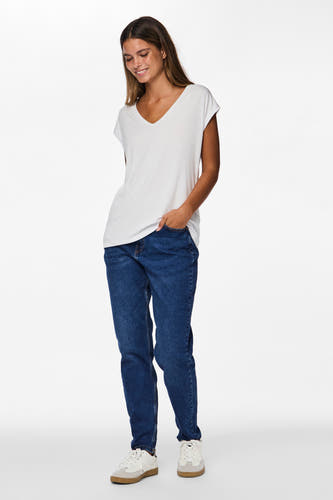Witte T-shirt met korte mouwen van PIECES, gedragen met jeans en sneakers.