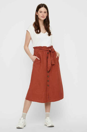Wit T-shirt (korte mouwen) van PIECES®, gecombineerd met een bruine rok met knopen en ceintuur.