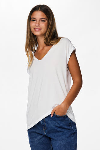 Wit T-shirt met korte mouwen van PIECES, met een V-hals en gedragen met een jeans.

