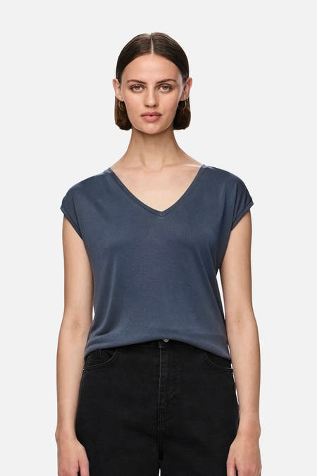 Blauw T-shirt met korte mouwen van PIECES, gedragen met een zwarte jeans.
