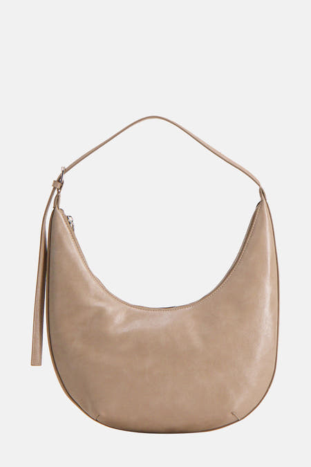 Beige schoudertas van MANGO, met een lange schouderband en een ritssluiting.
