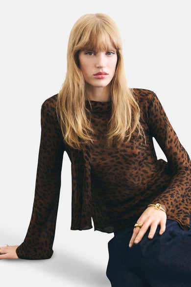 Bruine blouse met lange mouwen van MANGO, met luipaardprint en gedragen met blauwe jeans.

