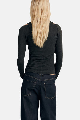 T-shirt gris à manches longues de MANGO, avec des détails découpés sur les épaules, vue arrière.