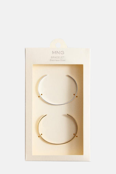 Set van twee gouden en zilveren armbanden van Mango, gepresenteerd in een beige verpakking.