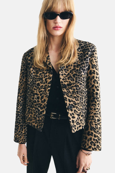 Bruine blazer van MANGO met luipaardprint, gedragen met een zwarte blouse, broek en zonnebril.

