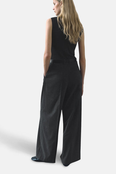 Combinaison gris MANGOANGO, avec des larg larg et et et et noir noir noéeéeée une top noire.