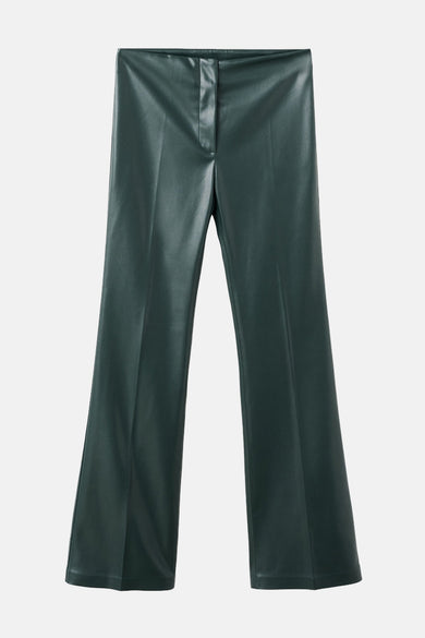 Pantalon vert de MANGO, détail de la fermeture avec bouton, crochet et fermeture éclair.