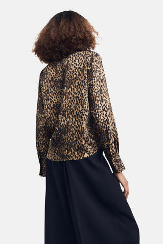 Veelkleurig hemd met lange mouwen van MANGO, met een luipaardprint en gecombineerd met een zwarte broek.

