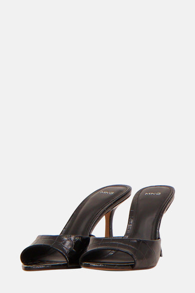 Zwarte sandalen van MANGO, met een krokodillenpatroon en een open teen design.
