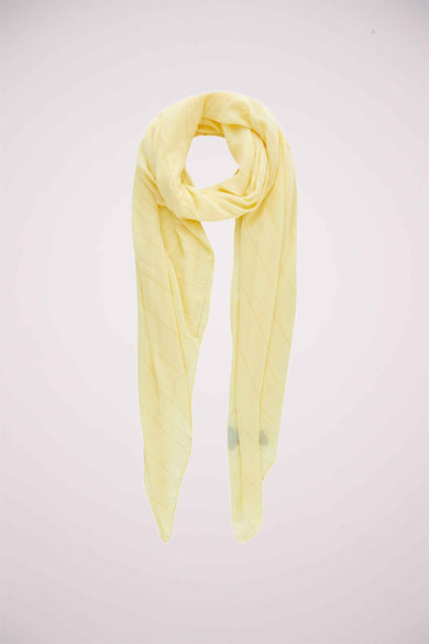 Beige zomersjaal van PIECES® met fijne diagonale strepen, licht en doorschijnend, opgevouwen in een eenvoudige knot.