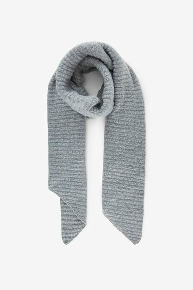Grijze sjaal van PIECES® met een subtiele ribbeltextuur, casual geknoopt weergegeven.

