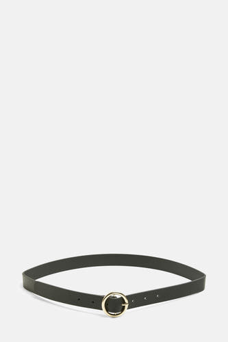 Ceinture noire PIECES® avec une boucle ronde dorée.