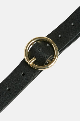Ceinture noire de PIECES® avec une boucle dorée ronde et des trous pour la fermeture.