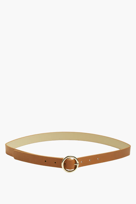 Bruine riem van PIECES® met ronde, gouden gesp en subtiele stiksels.