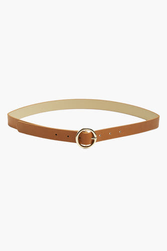 Ceinture brune PIECES® avec boucle ronde dorée et plusieurs trous, aspect cuir.