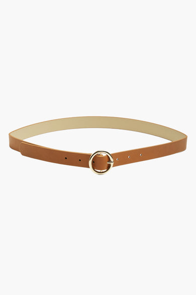 Bruine riem van PIECES® met gouden ronde gesp en meerdere gaatjes, lederlook.

