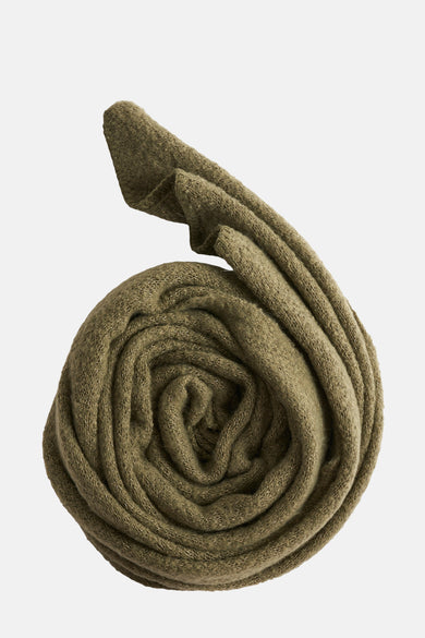 Écharpe hivernale en cuir de PIECES®, roulée avec détail de texture.