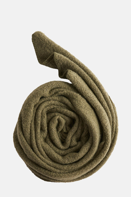 Écharpe hivernale en cuir de PIECES®, roulée avec détail de texture.