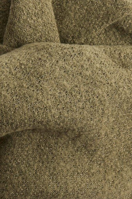 Écharpe hiver en cuir de Pieces avec une texture douce et pelucheuse et des détails brillants subtils.