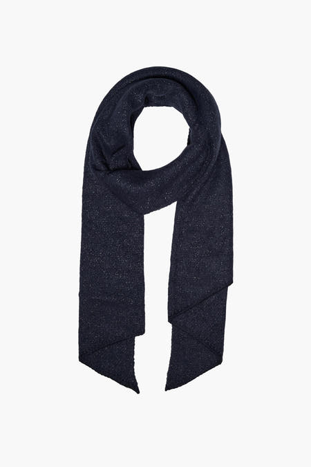 Blauwe wintersjaal van PIECES® met subtiele glitterdetails.