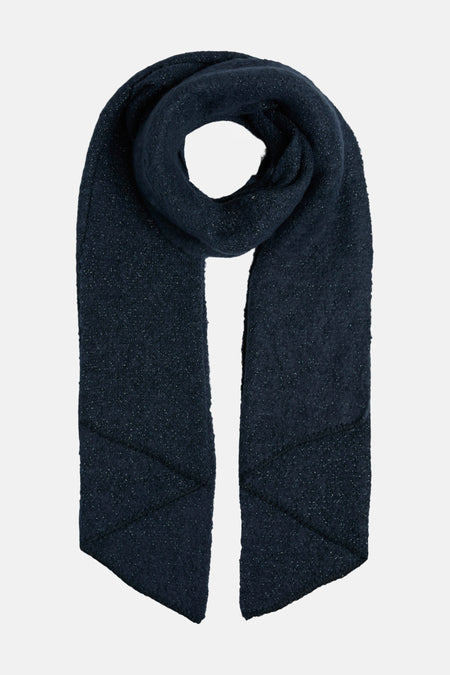 Blauwe wintersjaal van PIECES®, met een glinsterende textuur en gedraaide lus aan de bovenkant.
