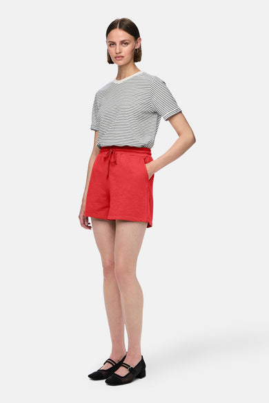 Short rouge de PIECES, associé à un T-shirt rayé et des chaussures noires.