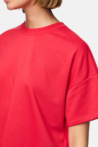 Rood T-shirt met korte mouwen van PIECES® met een effen design en normale pasvorm.
