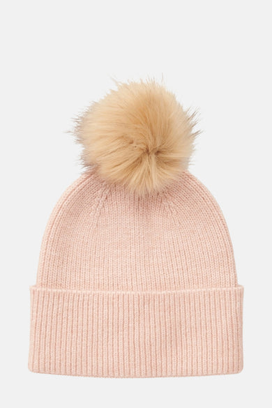 Casquette rose de PIECES® avec un pompon beige doux au-dessus.